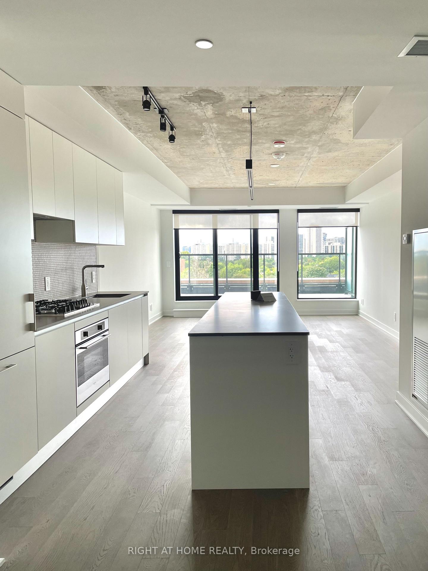 2720 Dundas Street W