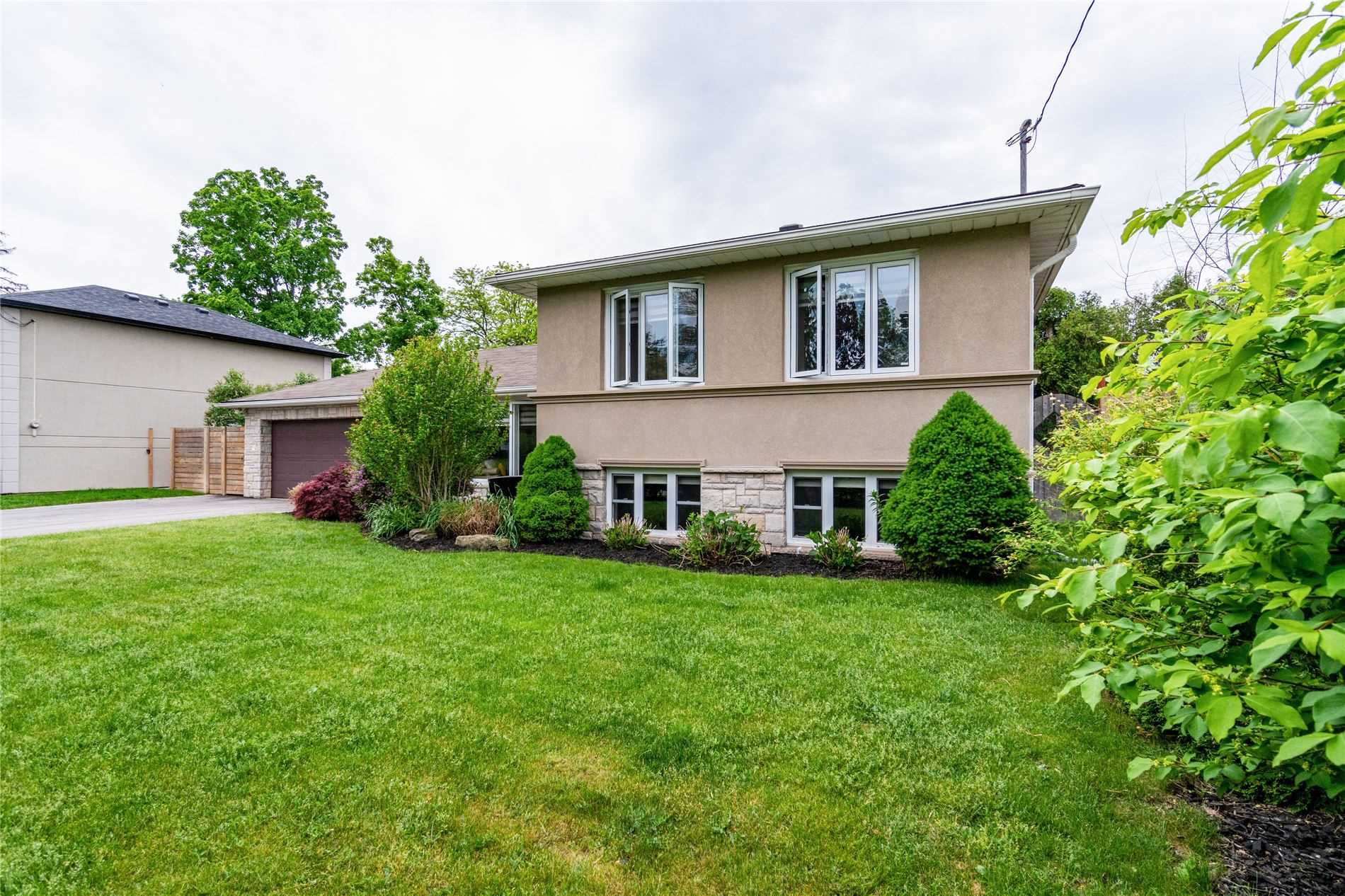 422 Scarsdale Cres