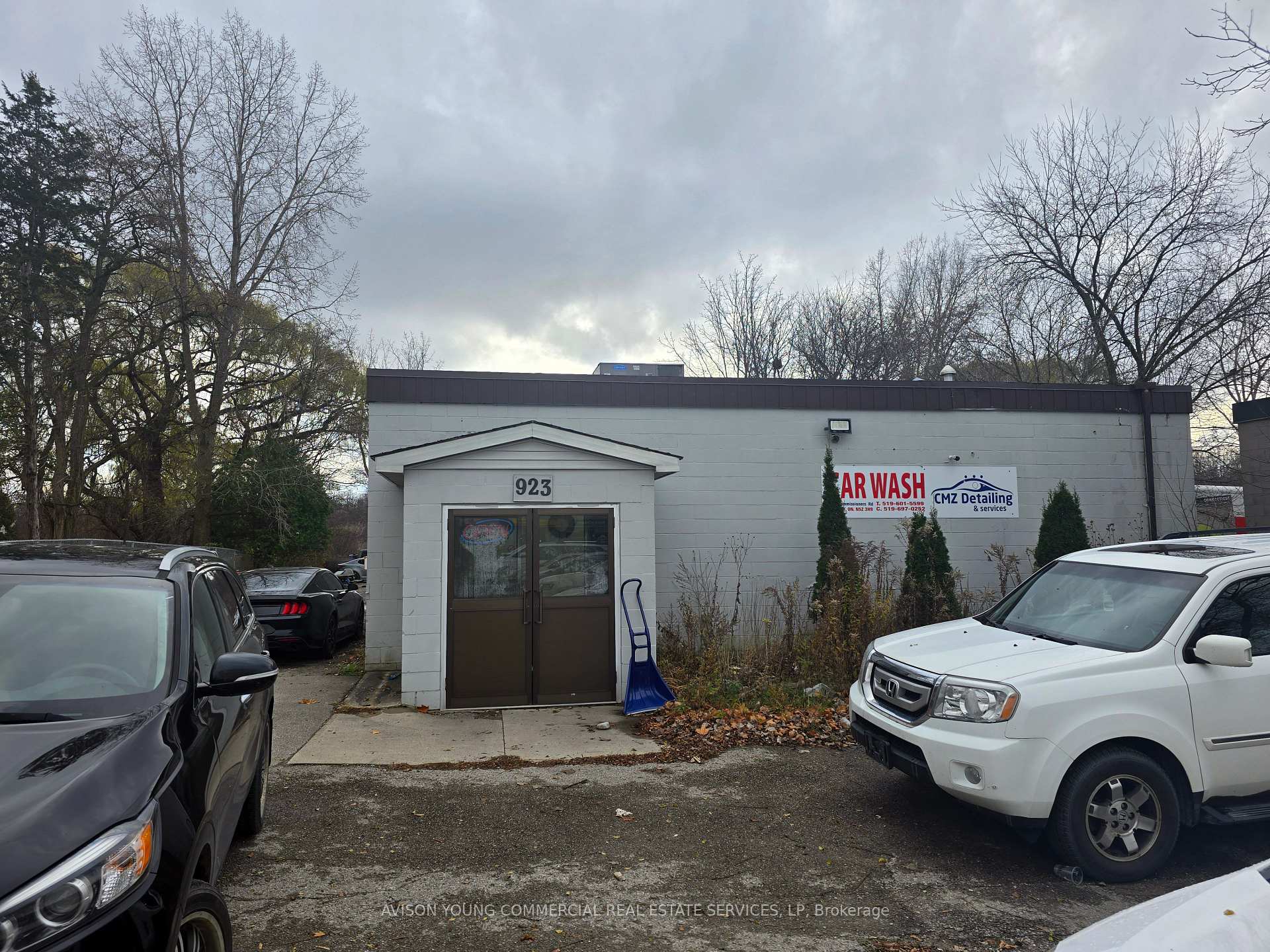 923 Commissioners Road E