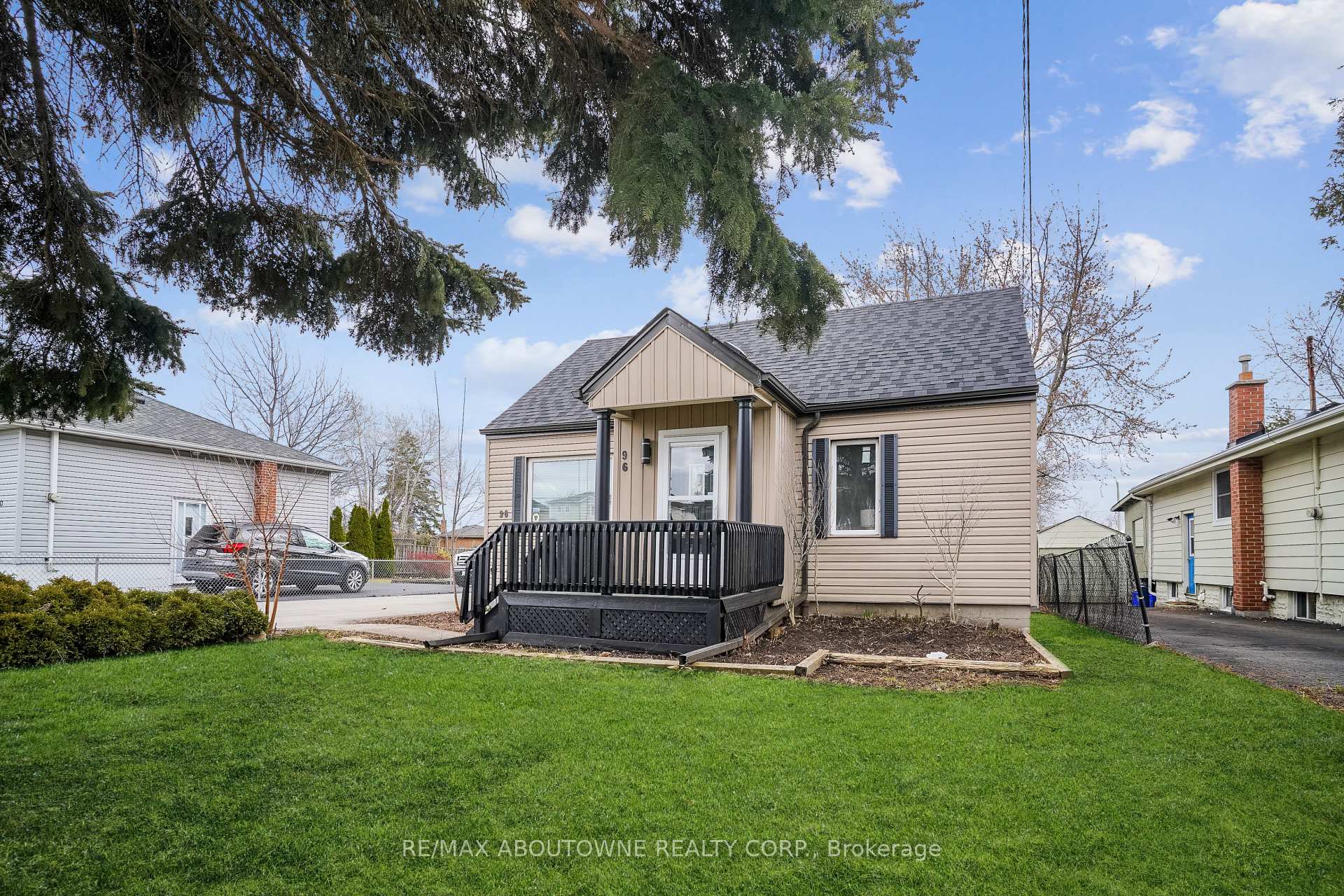 96 Mohawk Road E