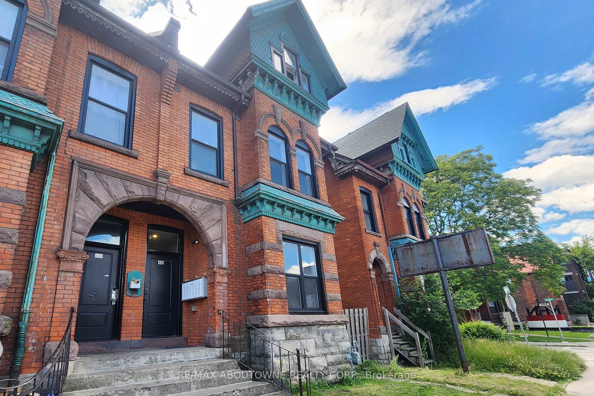 498 Main Street E
